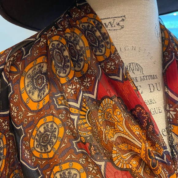 Beautiful blouse! Nice and rich combination color - Picture 6 of 8